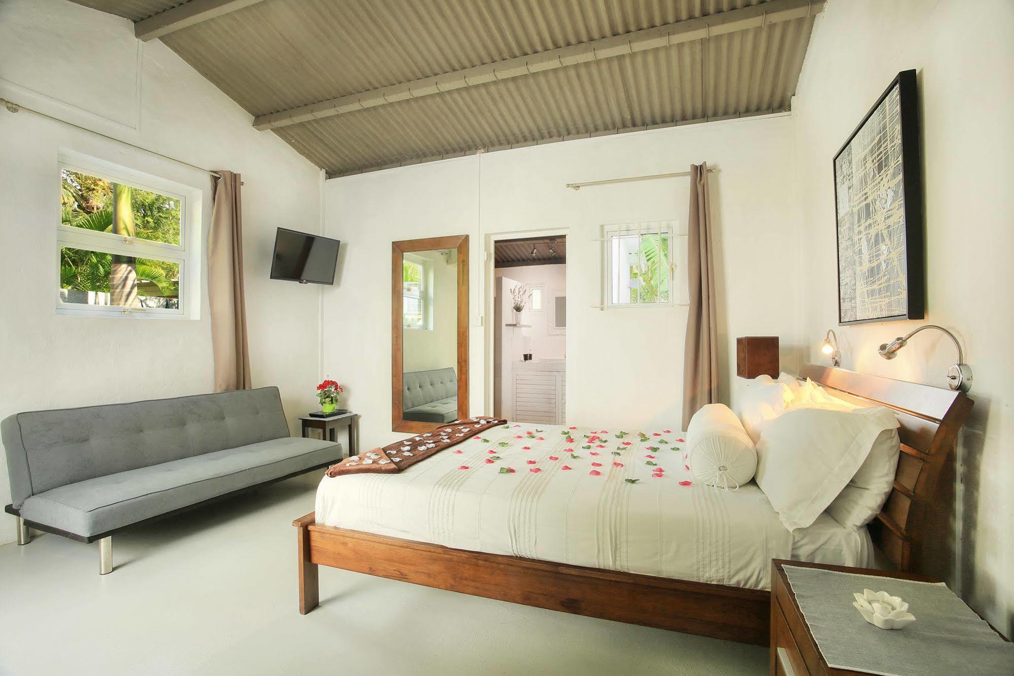 Esprit Libre Restaurant & Guest House Grand Baie Bagian luar foto