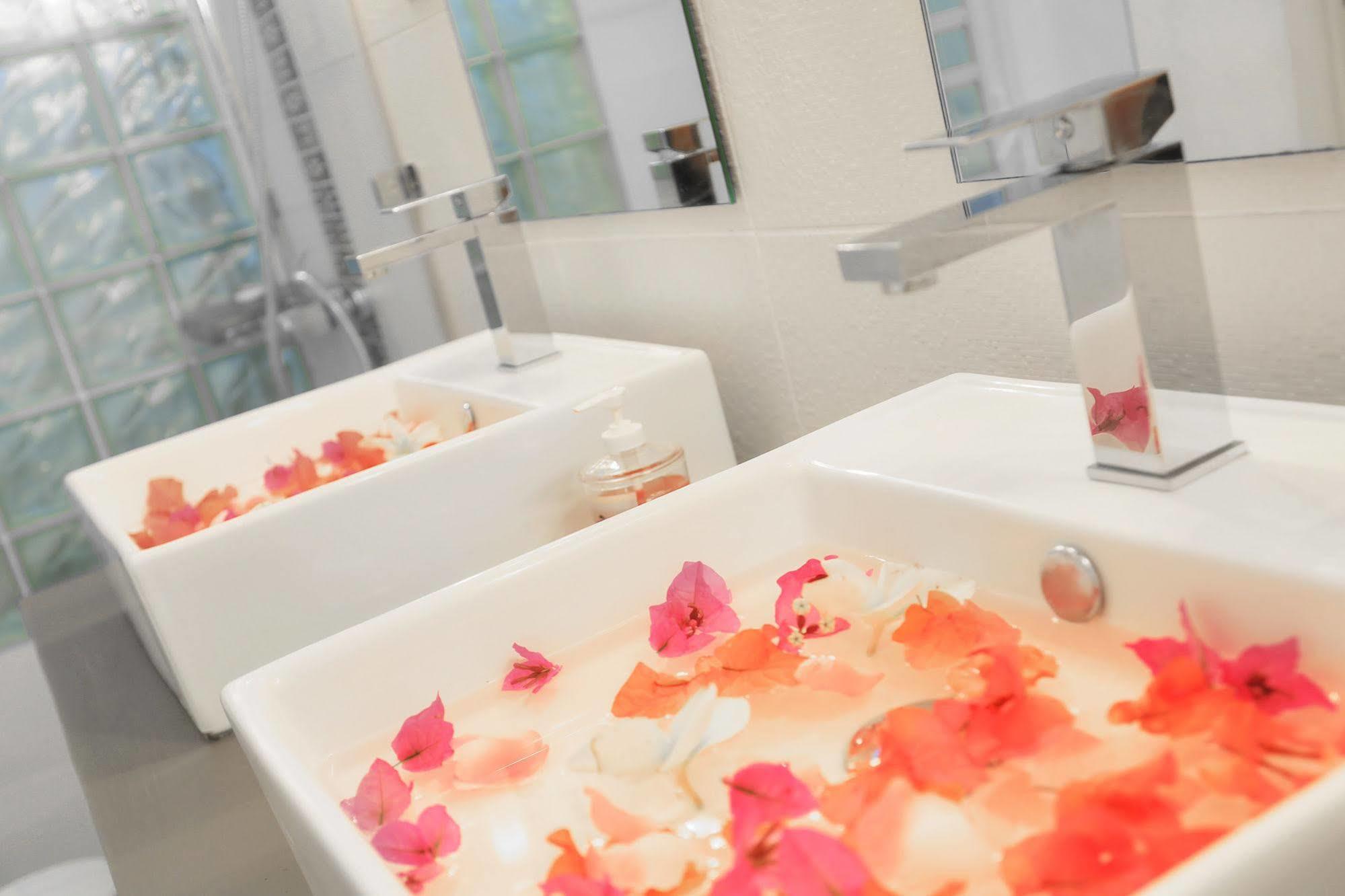 Esprit Libre Restaurant & Guest House Grand Baie Bagian luar foto